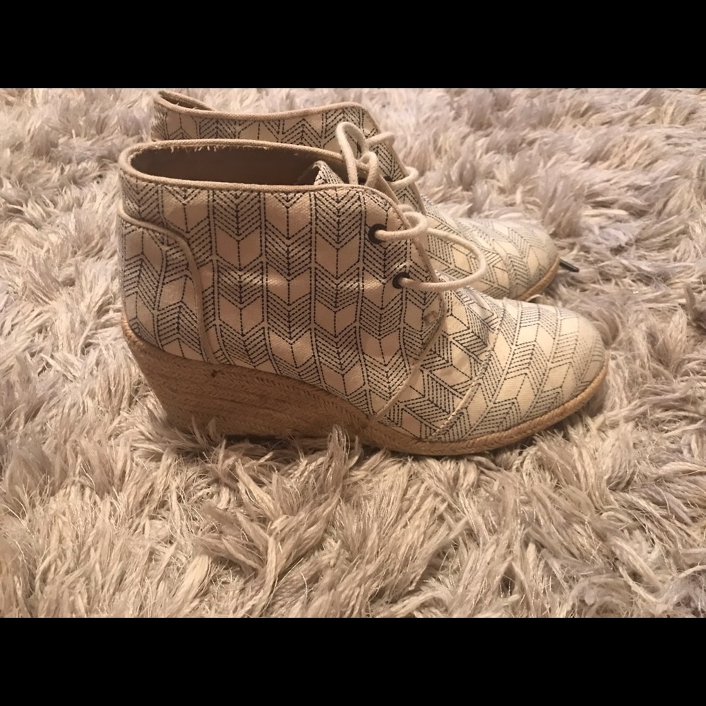 Toms blue and white wedged shoe